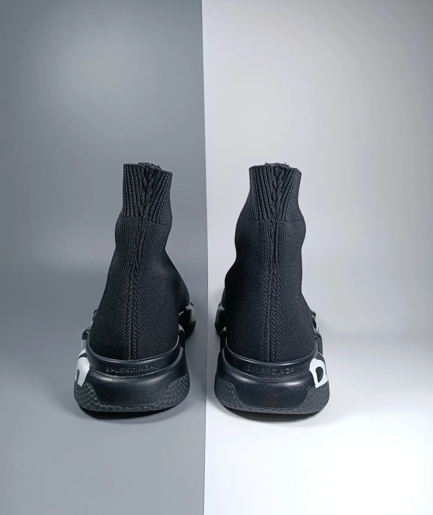 👟👟Ex-factory price 420👟👟 [Ready stock top version vacuum outsole] Balenciaga 👣Size: 35 36 37 38 39 40 41 42 43 44 45 [Socks in original packaging delivered] 🔥Balenciaga's "Speed" High-top sock-style sneakers are instantly recognizable and have ever-lasting popularity. This item is made in Italy from stretch knitted fabric. The rubber sole has excellent elasticity. Only half of the brand name printed on it is visible. Compared with the previous exaggerated and eye-catching style, it has a sense of "half-covering the face as if holding a pipa", and the brand's ingenuity in innovating the logo printing trend can also be seen.